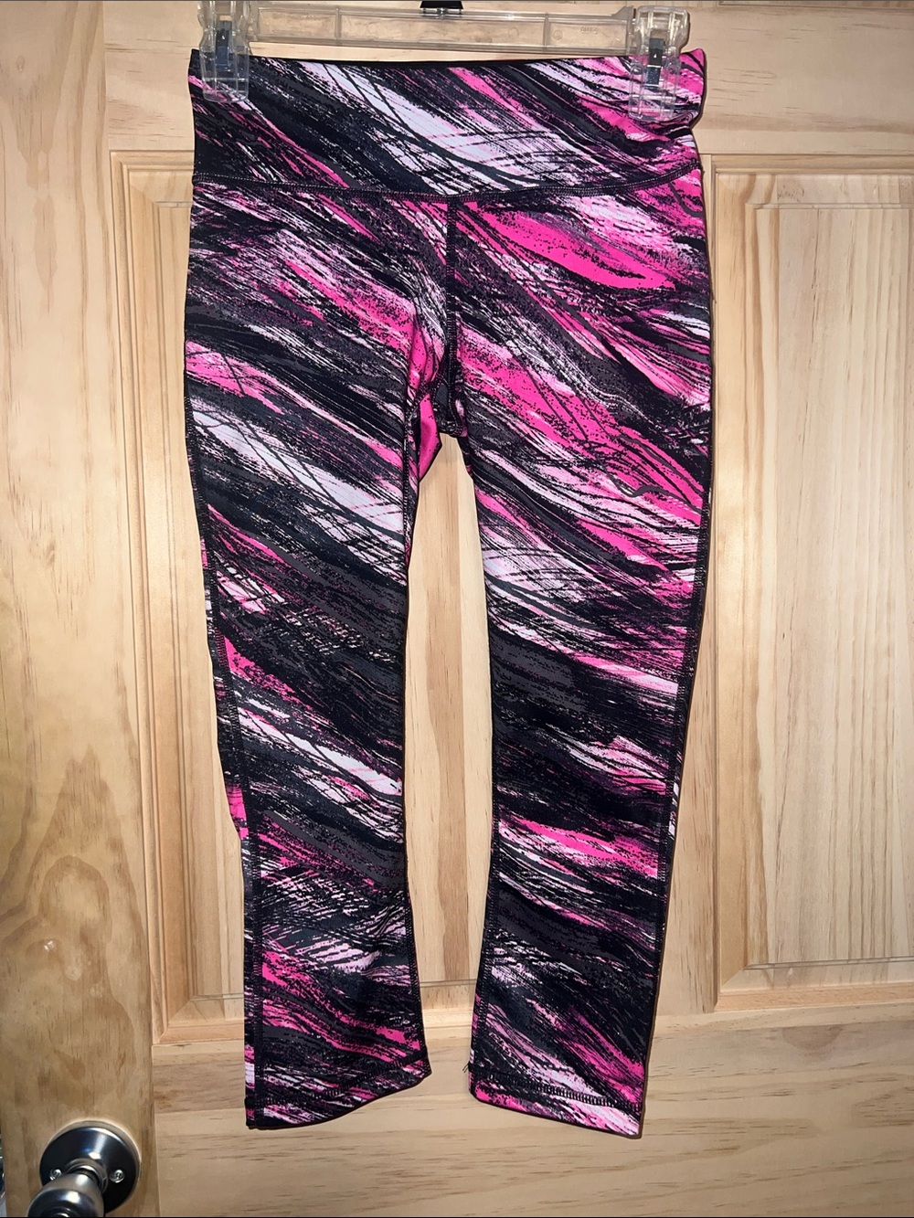 Ideology Black and Pink Abstract Women’s Active Capri Leggings